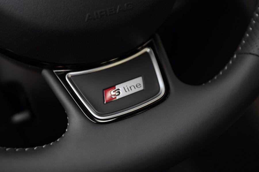 Детали интерьера Audi Q3 2.0 TFSI Quattro S-Line (8U) 2011 года  (WW) (фото 32 из 68)
